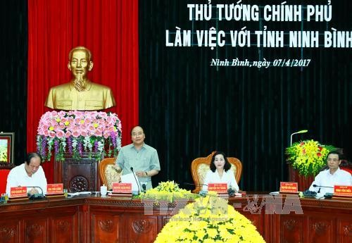Prime Minister works with Ninh Binh, visits automobile assembly factory