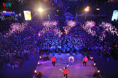 Hanoi hosts entertainment programs to welcome New Year 2018