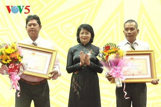 Tet gifts presented to poor households, revolutionaries