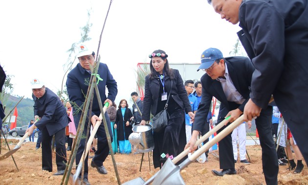 Vietnam Airlines, Youth Union jointly plant 11,000 trees in Quang Ninh