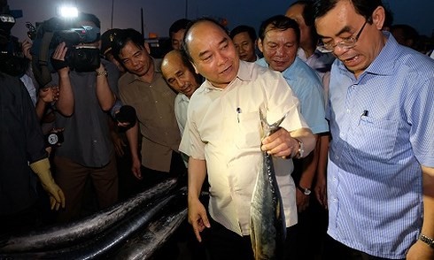 PM inspects recovery efforts from environmental incident in Thua Thien Hue, Quang Tri 