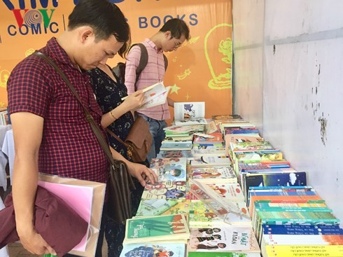 Da Nang opens 2nd book market session 