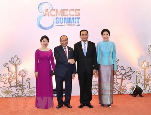 PM meets Thai, Lao counterparts on ACMECS8 sidelines