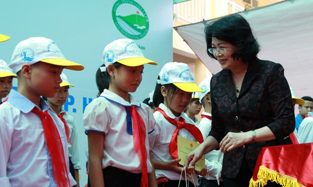 21,000 USD donated to disadvantaged children in Hanoi