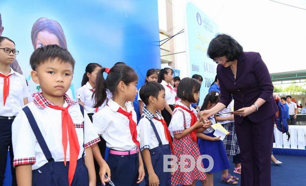 Vice President presents gifts to students, poor households in Binh Dinh 