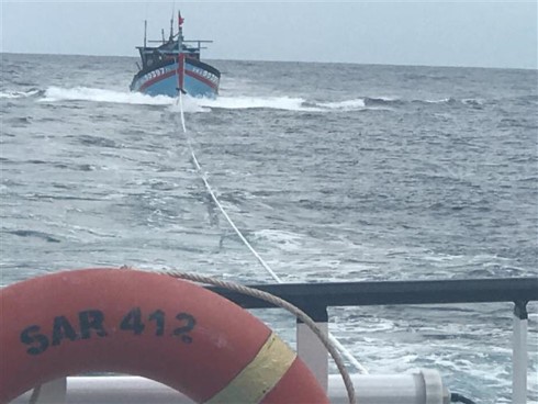 Fishermen rescued from distressed vessel off Truong Sa archipelago