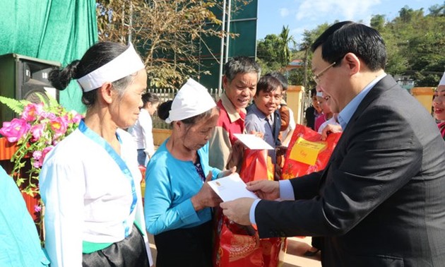 Party, State leaders present Tet gifts to disadvantaged households
