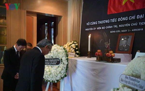 Embassies hold tribute-paying ceremonies for former President Le Duc Anh