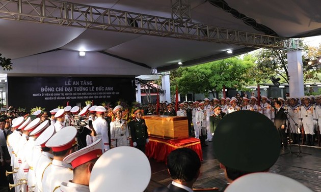 Burial service held for former President Le Duc Anh