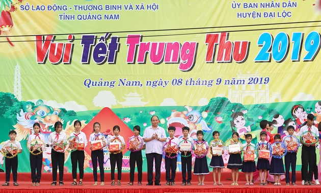 PM joins Mid-Autumn Festival with children in Quang Nam