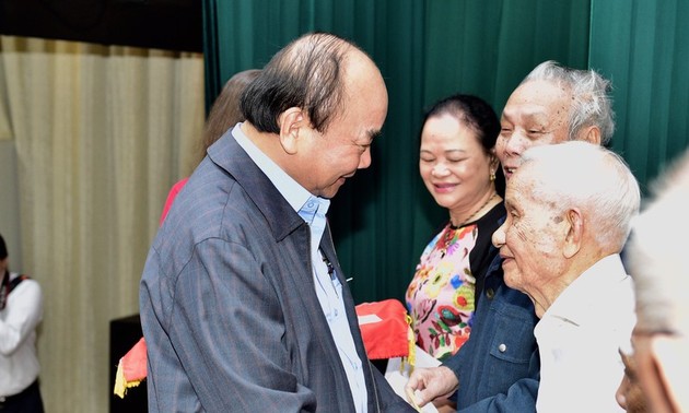 Vietnamese people, leaders celebrate National Solidarity Day 