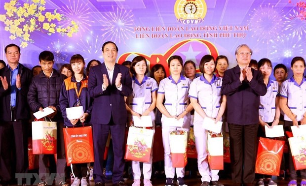 Officials present gifts to the poor ahead of Lunar New Year festival 