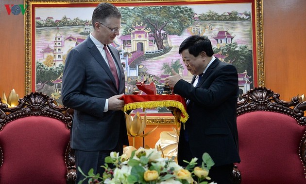 US Ambassador visits VOV, emphasizes partnership with Vietnam 