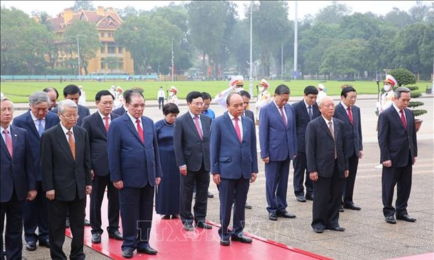Leaders pay tribute to President Ho Chi Minh on national reunification day