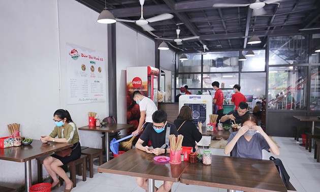 Restaurants, cafes in Hanoi take COVID-19 preventive measures 