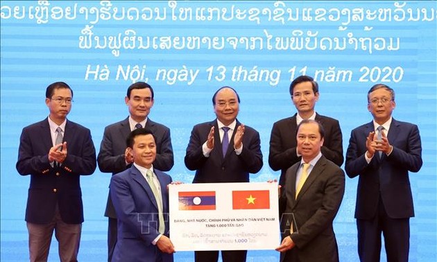 Vietnam donates 1,000 tons of rice to Laos 