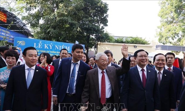 Party chief and President attends 70th anniversary of Nguyen Gia Thieu high school