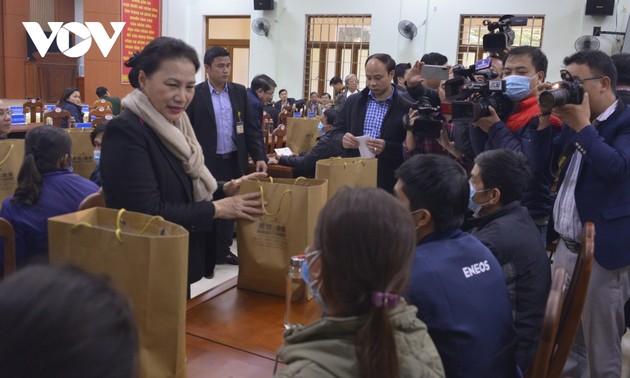 NA Chairwoman visits Quang Nam, presents gifts to flood victims