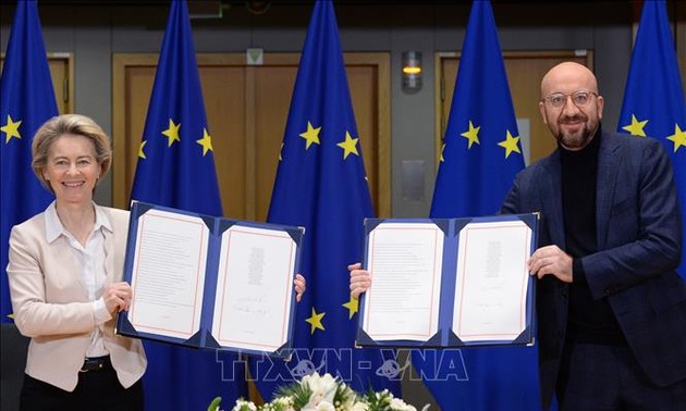 EU leaders sign historic post-Brexit trade deal 