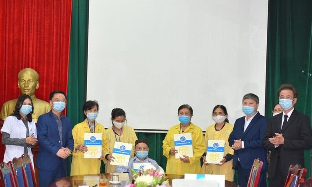 1,300 gifts given to poor patients during Tet 
