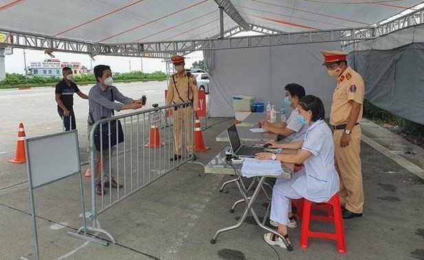 Cameras for QR code scanning installed at Hanoi's COVID-19 checkpoints