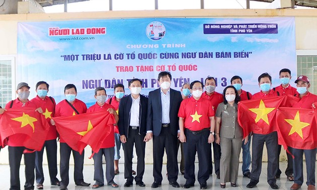 10,000 national flags given to fishermen in Phu Yen