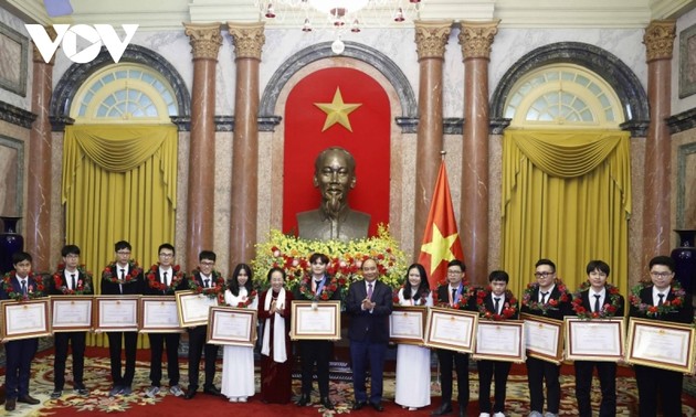 President presents Labor Order to Olympiad winners 