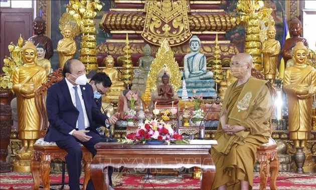 President meets with Cambodian Supreme Patriarchs