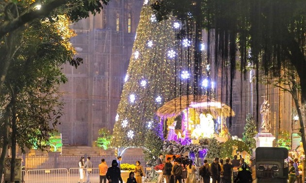 Vietnamese enjoy peaceful Christmas during pandemic