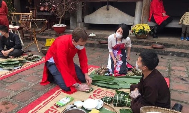 Foreign ambassadors experience Tet in ancient village