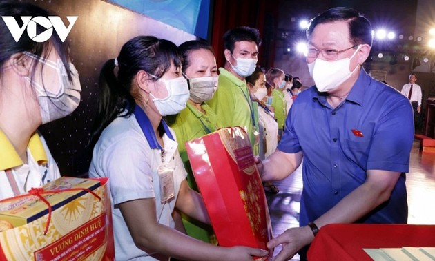 National Assembly Chairman presents Tet gifts to Binh Duong’s workers 