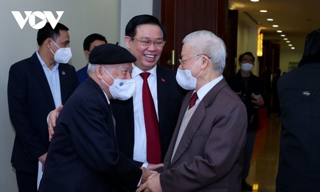 Party chief Nguyen Phu Trong meets with former Party and State leaders