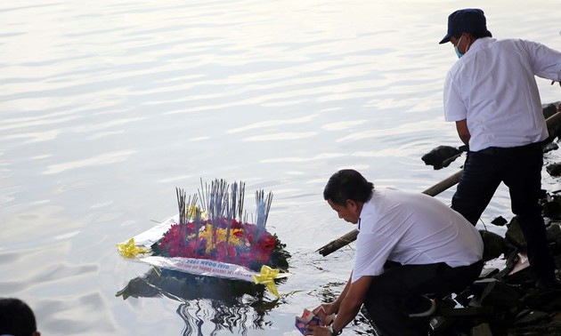 Incense burned, garlands dropped in memory of martyrs at Gac Ma island