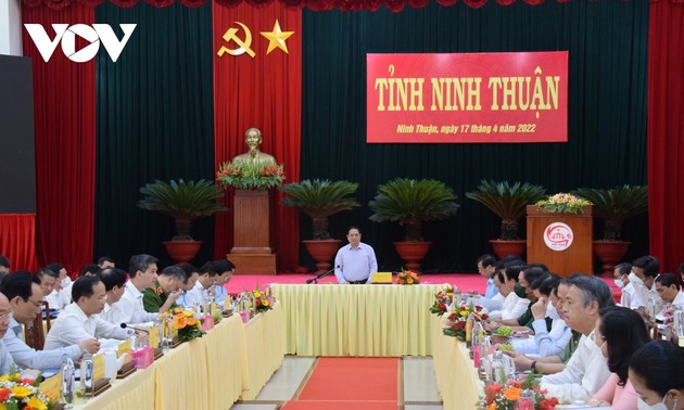 Prime Minister Pham Minh Chinh works with leaders of Ninh Thuan province