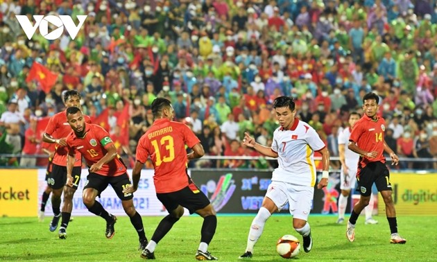 Vietnam advances to men's football semi-finals, wins golds in dance sport, bodybuilding 