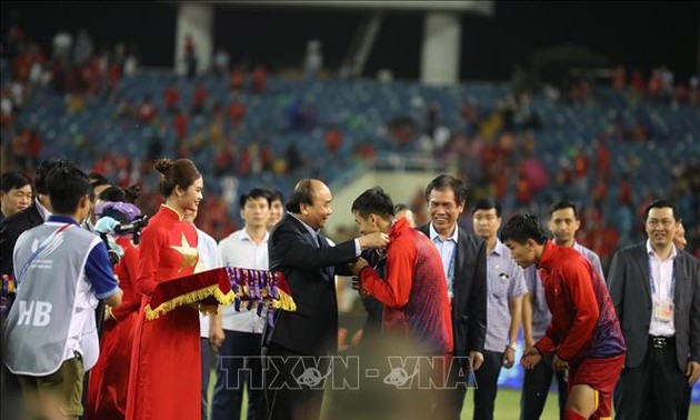 Party, State leaders award SEA Games medals to men's football teams