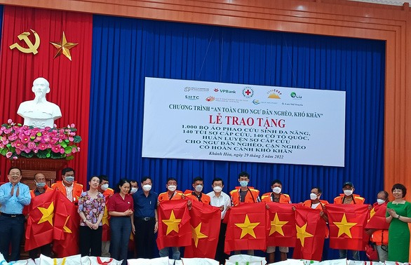 1,000 life jackets given to fishermen in Khanh Hoa 