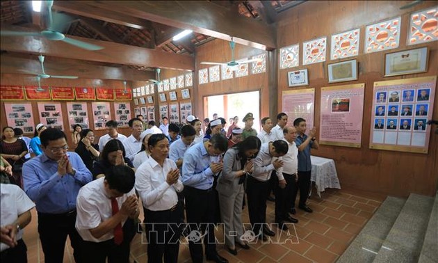 Vice President offers incense at Hoa Binh Socialist Labor Youth School