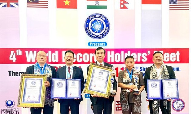 Labor Hero Nguyen Quang Mau named Honorary Professor of World Record University