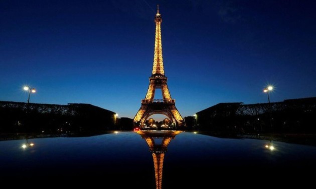 Eiffel Tower to turn off its flashing lights one hour earlier to save energy