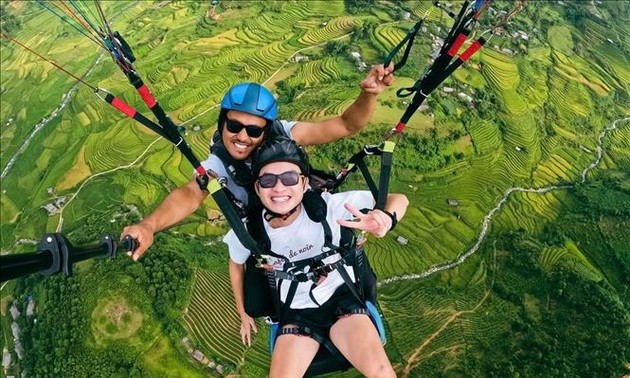 100 pilots fly paragliders in Khau Pha Festival