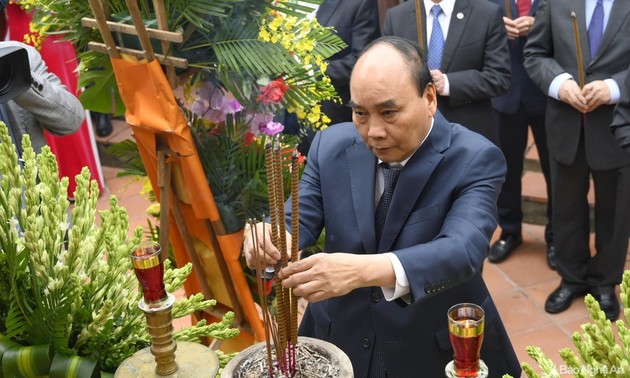 President offers incense in memory of female poet Ho Xuan Huong, heroic martyrs in Nghe An