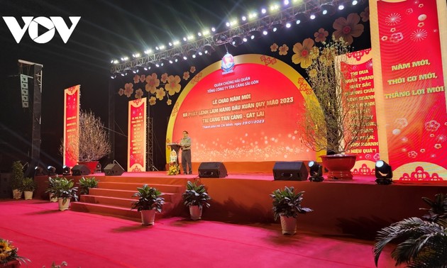 PM issues order to start lunar new year production at Cat Lai Port