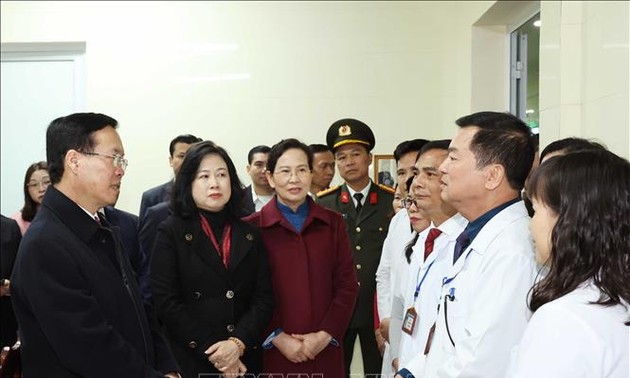 President Vo Van Thuong visits doctors, nurses in Ha Nam 