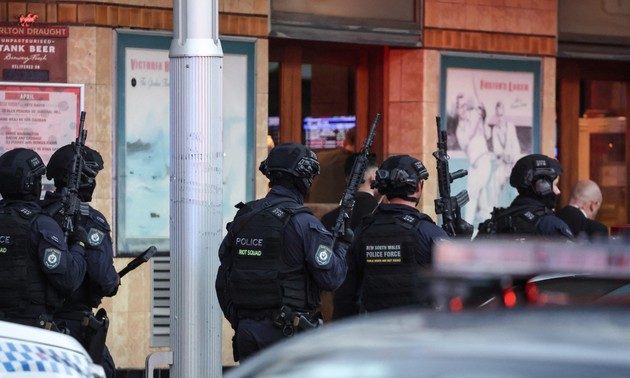 Six people killed in Sydney mass stabbing, attacker suffers from mental health 