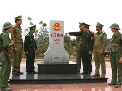 老挝国防代表团访越