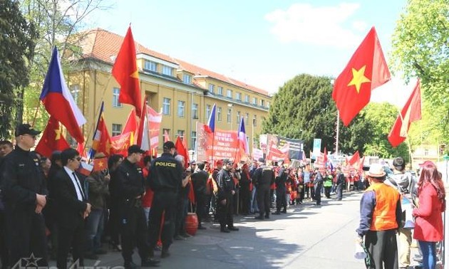 旅捷越南人向中国驻捷克大使馆递交抗议书 反对中方在东海的军事化行动