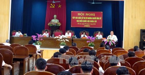 越南国会代表候选人接触选民