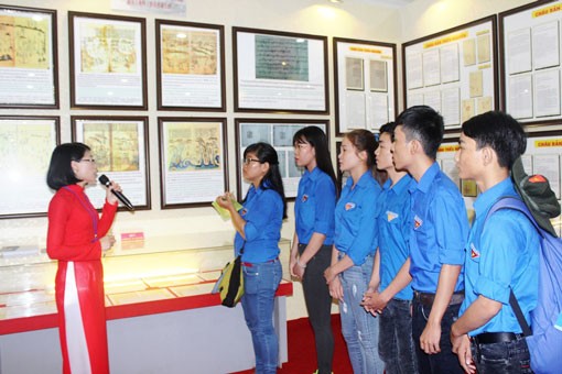“黄沙长沙归属越南-历史和法理证据”地图和资料展在平阳省举行