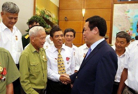 越南政府副总理王庭惠会见南定省优秀为国立功者代表团 